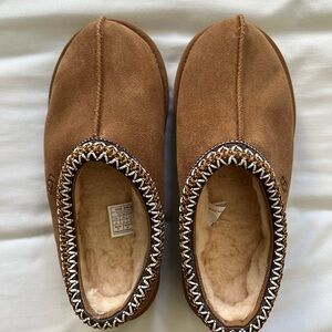 NWB UGG Tasman Slippers Women’s 6 in chestnut